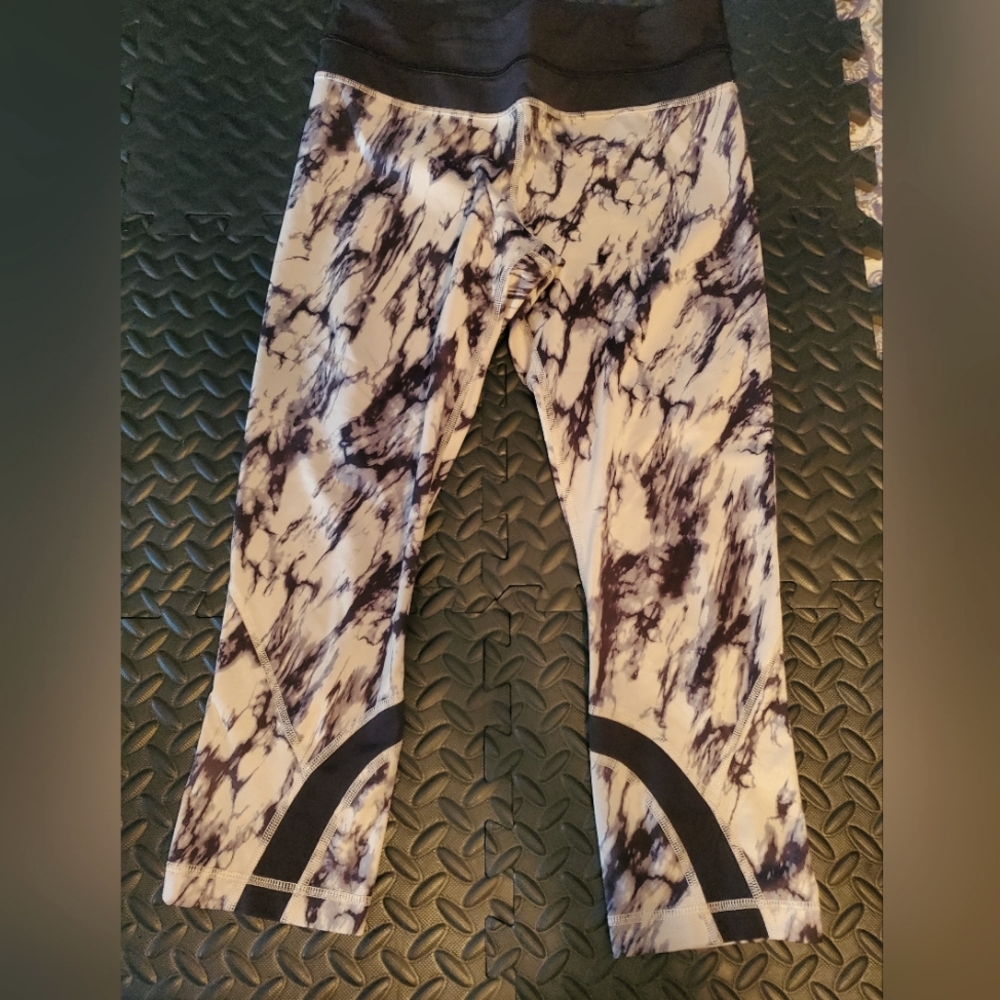 Lululemon crop athletic leggings size 6